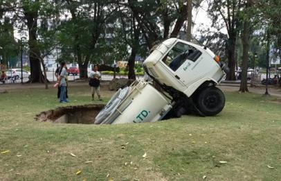 タイの公園で陥没 放水車が穴に落ちる アジアで走る トレイルランナーブログ